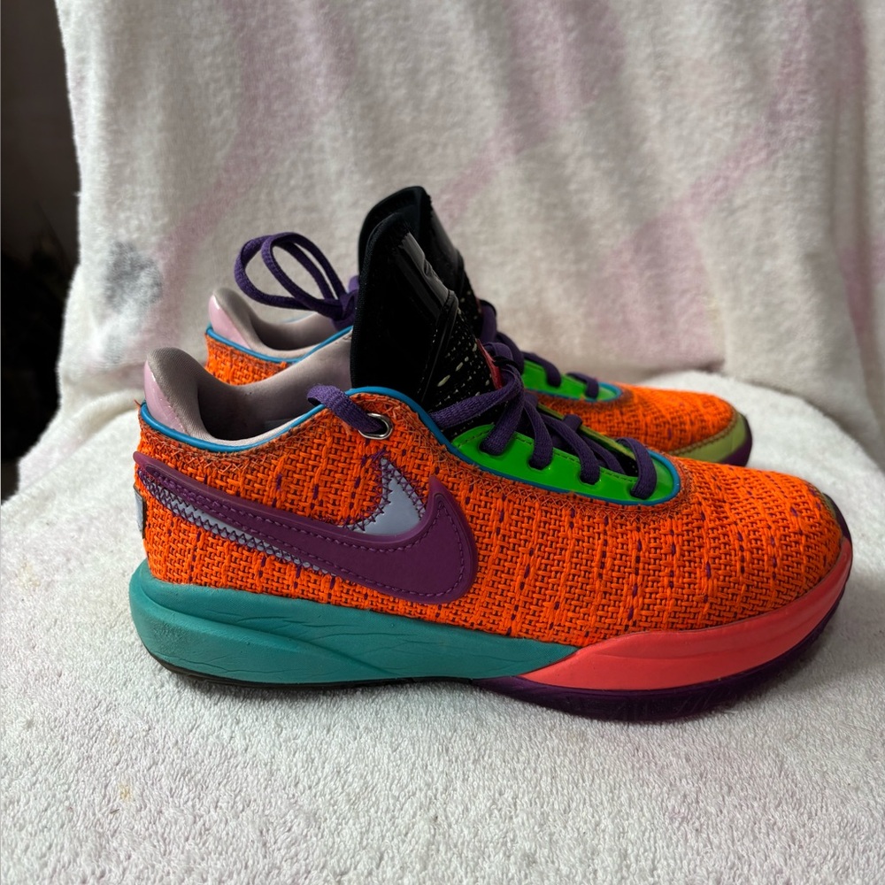 Nike LeBron 20 Chosen 1 
(GS) Youth Size 4 / Women’s Size 5.5